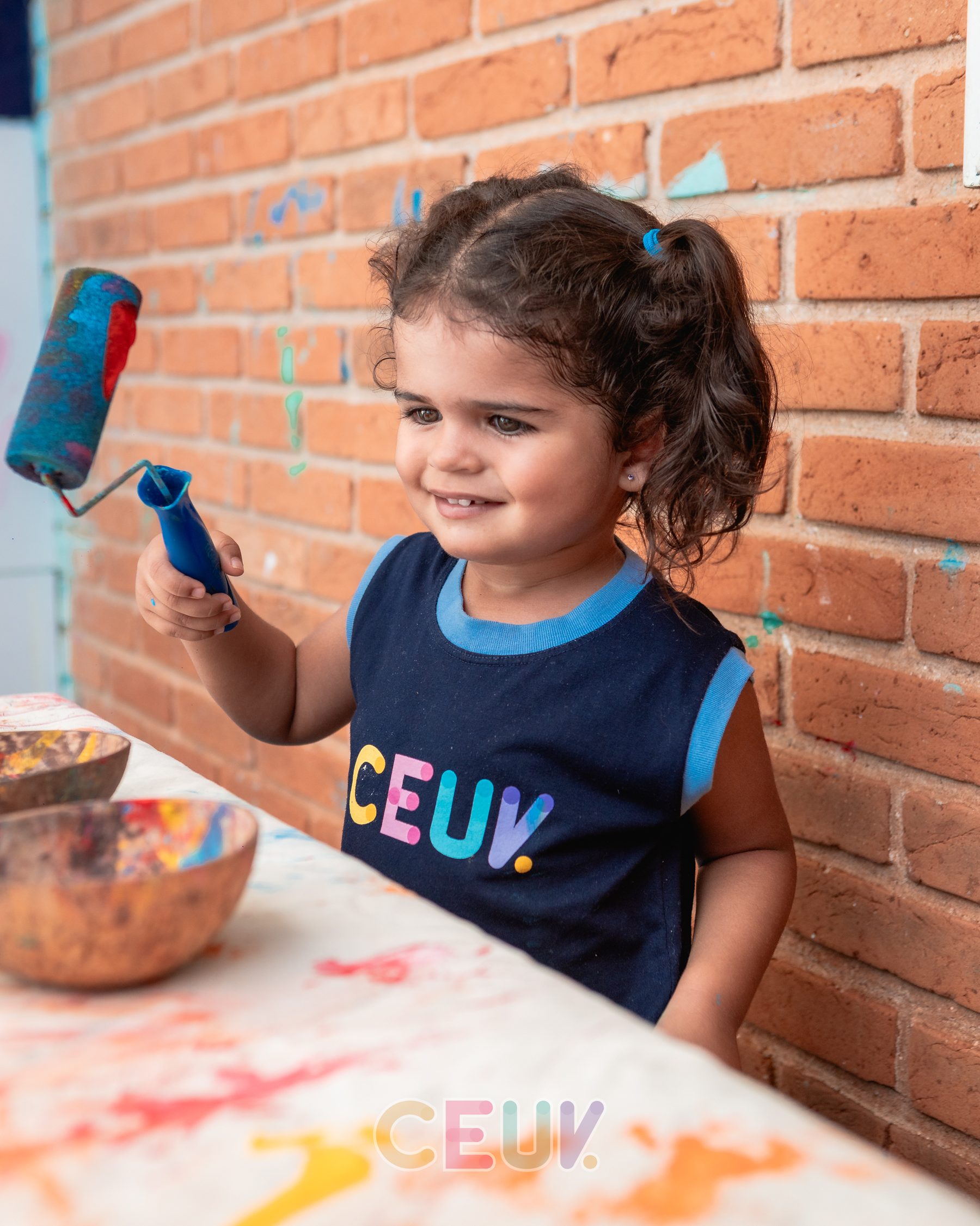 Aluna do CEUV concentrada em atividade de pintura